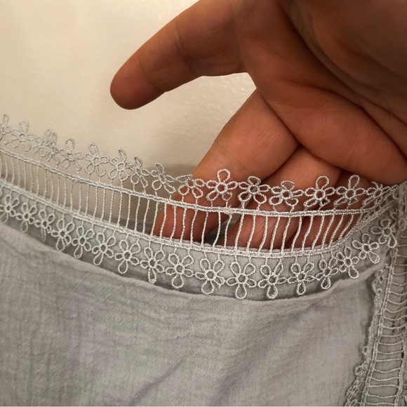 Ruffled sleeves smocked sides lace peak all over size small. - Picture 4 of 14